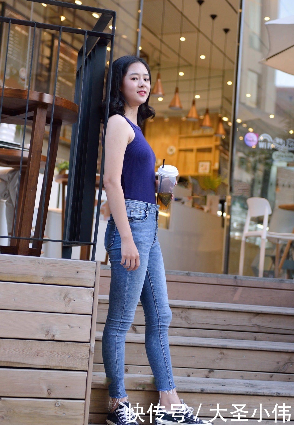 差别|美女街拍：快乐到起飞的小姐姐，一个人逛街腿都酸了，好想过去帮她揉一揉