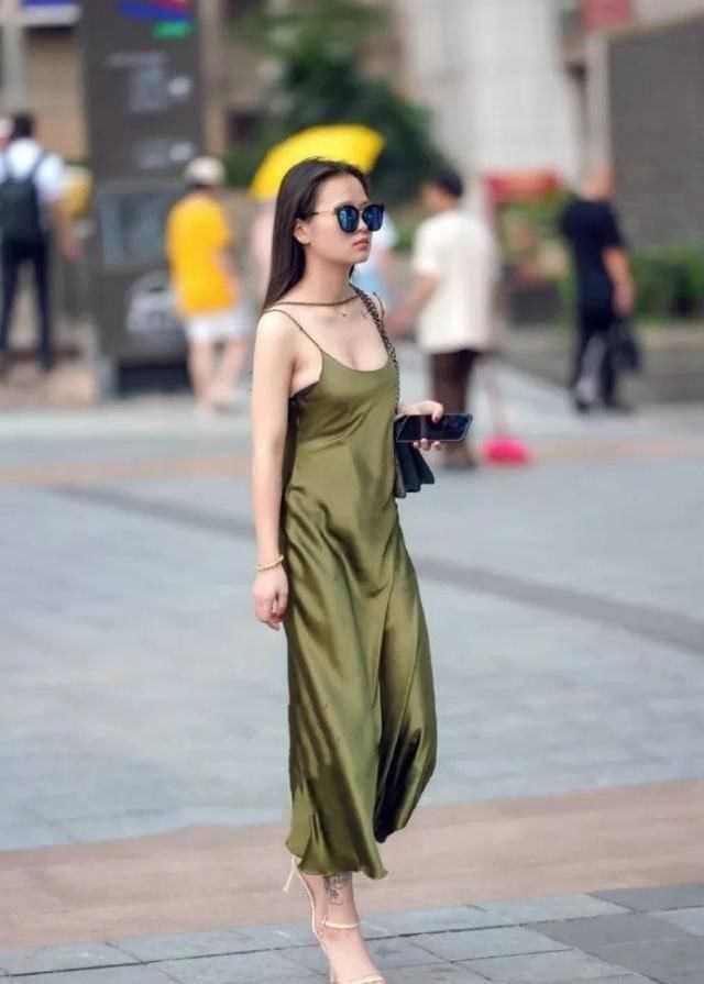 街拍牛仔裤打扮的美女尽显时尚,可谓锦上添花