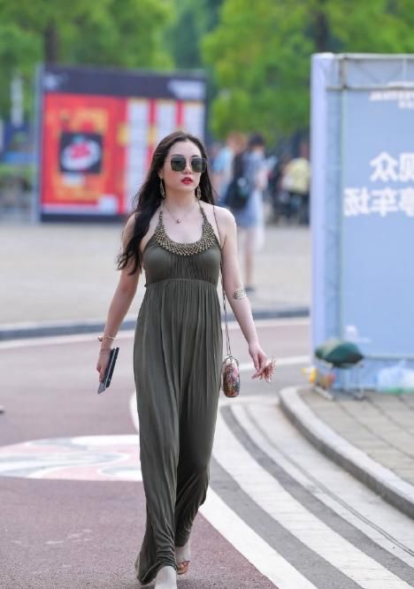  度假风情|身穿挂脖裙的小姐姐，将度假风完美hold，兼具时尚与风情