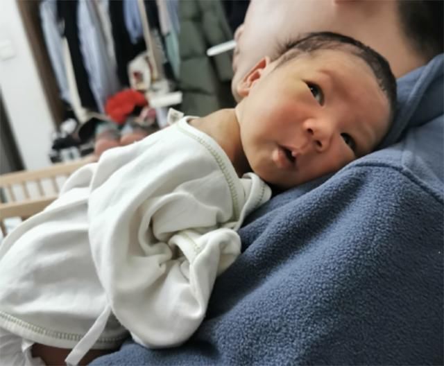 月龄|新生儿骨骼柔软，不同月龄抱法不同，家长抱姿不正确是大忌