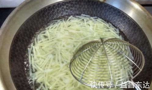 炒土豆丝，先放醋还是后放醋？老师傅：顺序对了，更爽脆更好吃