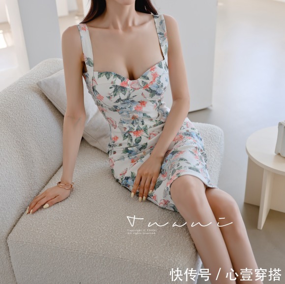 孙允珠|女神孙允珠高清时尚搭配:高贵文雅杜乐丽水彩花簇衣裙