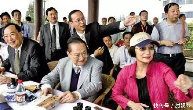 金庸:长子跳楼,共患难妻子孤独离世,他却和