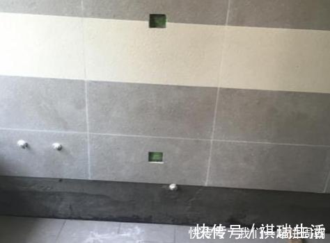 地面|卫生间贴瓷砖，墙压地还是地压墙老师傅良心解答，当初才没被坑