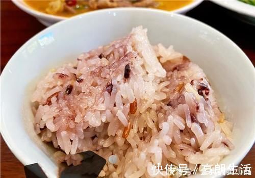 周末陪孩子回家，老妈下厨招待，发到朋友圈，闺蜜简单的幸福