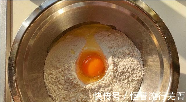 面粉里打入鸡蛋,泡一泡拉一拉,煮好加料拌一拌,三伏天吃真开胃!