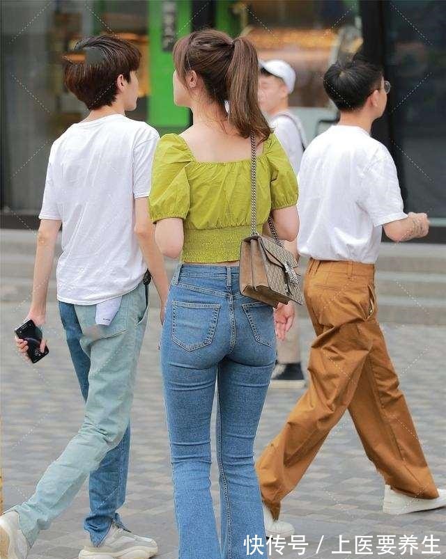 印花 果绿色泡泡袖上衣搭牛仔打底裤,甜美清新的风格,自带一种清凉感!