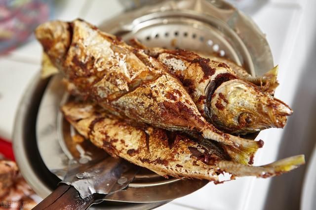 不管炸什么鱼,调面糊时多放2样,鱼炸好又酥又香,凉了也好吃