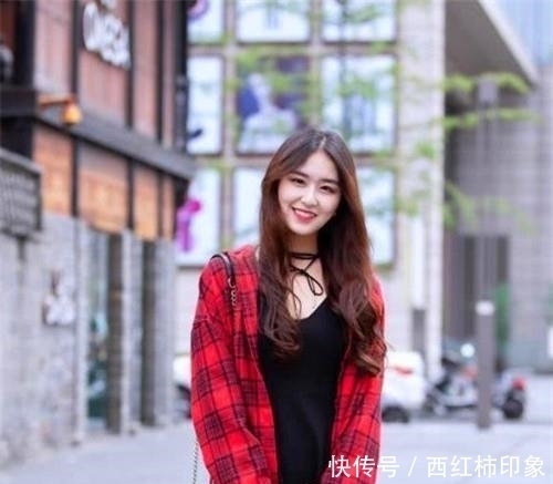 青春活力|街拍貌美肤白的小姐姐,秀出青春活力范,养眼又好看