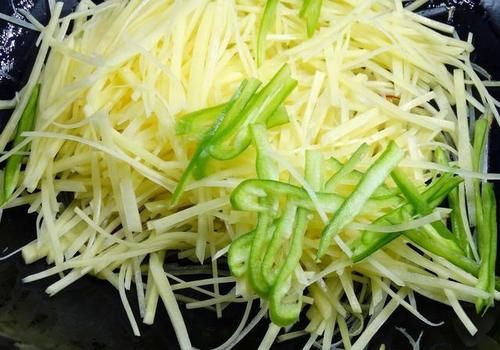 这样炒出来的土豆丝，酸辣可口，香味扑鼻，下饭的很
