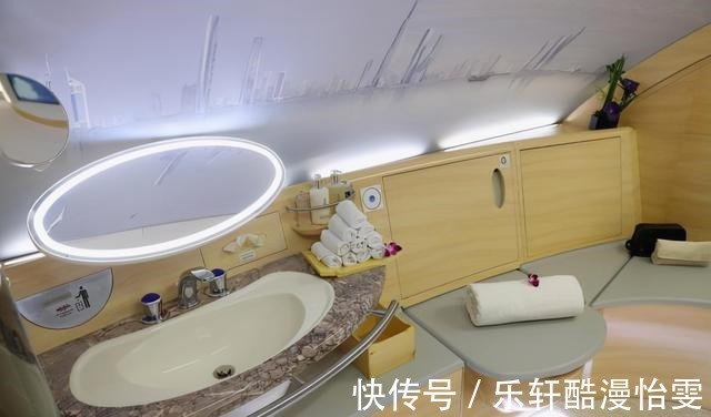 阿联酋航空|皇马双层专机有多奢华球员享私人浴室,美女空姐在机上酒吧服务