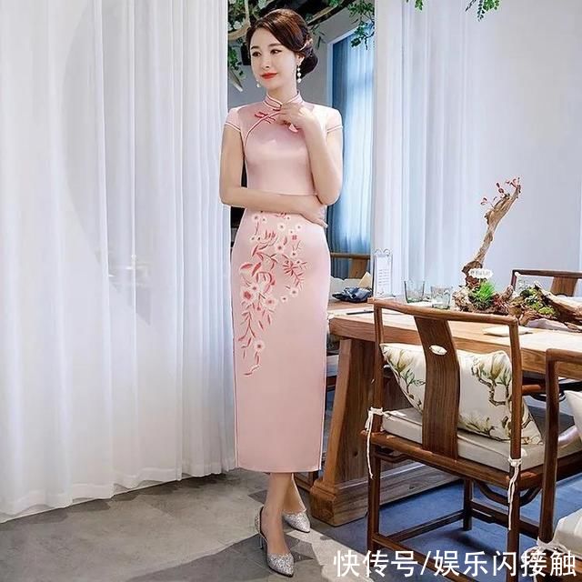 高跟鞋 书香十足纯色旗袍，搭配高跟鞋尽显女人味儿，整个人显得雅致风情