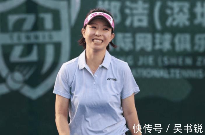 温网|久违了!38岁网坛传奇郑洁亮相,容颜不老,合影3大国羽奥运冠军