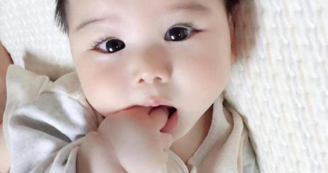 咬指甲|从小爱“咬指甲”的孩子,医生坦言长大后,多半逃不过两种结局