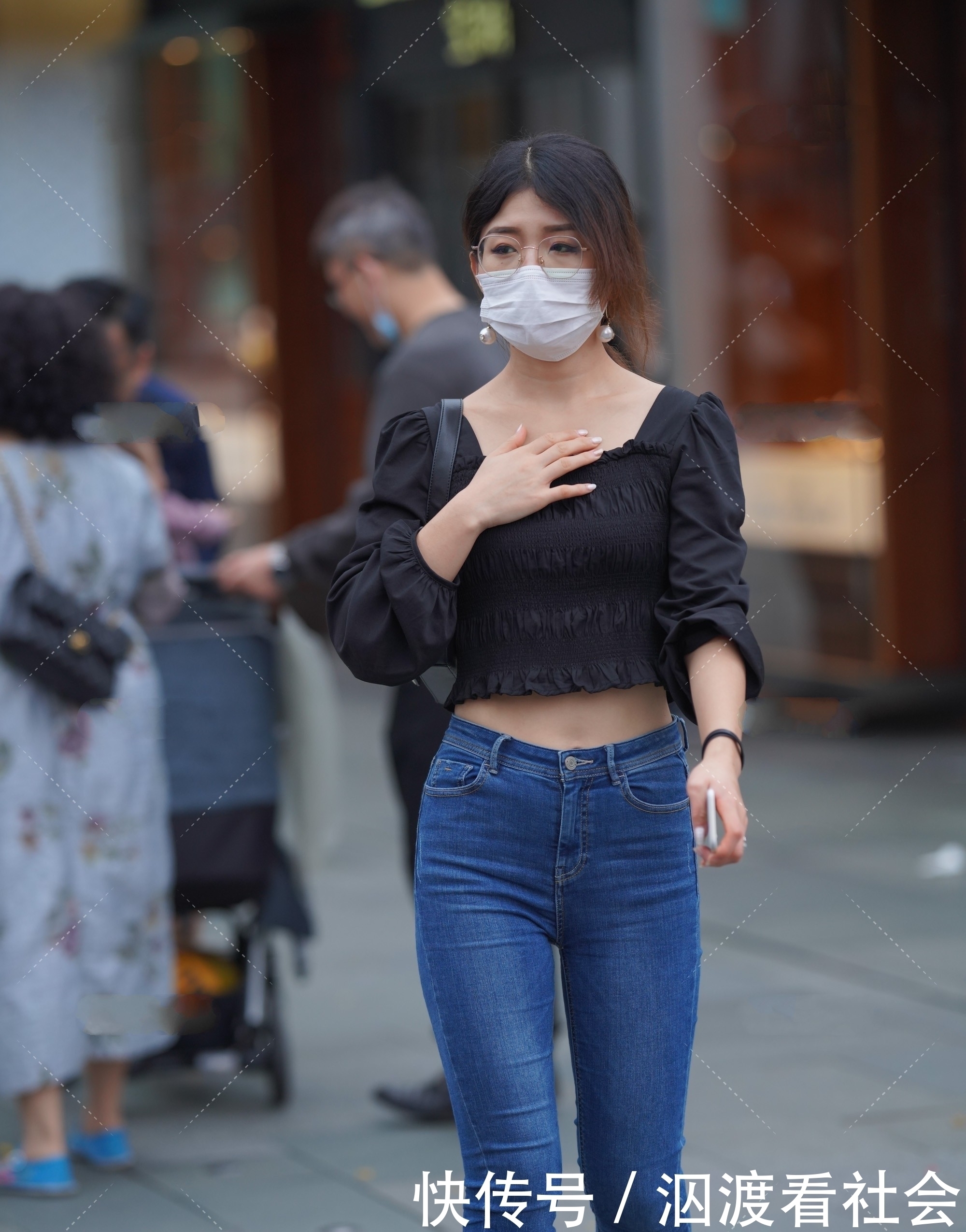 方领长袖搭配牛仔裤,穿起来舒适又随意,休闲百搭