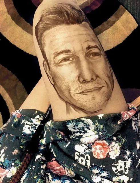 裙子|当她们掀开裙子,露出“惊艳”的大腿时,所有人都看呆了