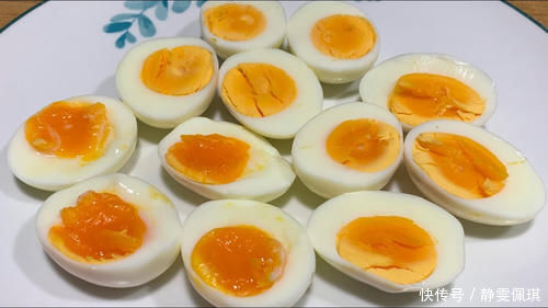 煮鸡蛋时,直接放水里是错的,改成这样做,营养保全,壳一剥就掉
