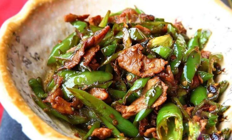 炒猪肉，直接下锅炒就外行了！大厨教你2招，肉香嫩软滑，不粘锅