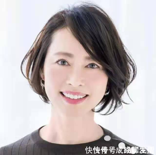 发型|发型不对颜值报废!五十岁女人记住三个减龄公式,显年轻又有气质