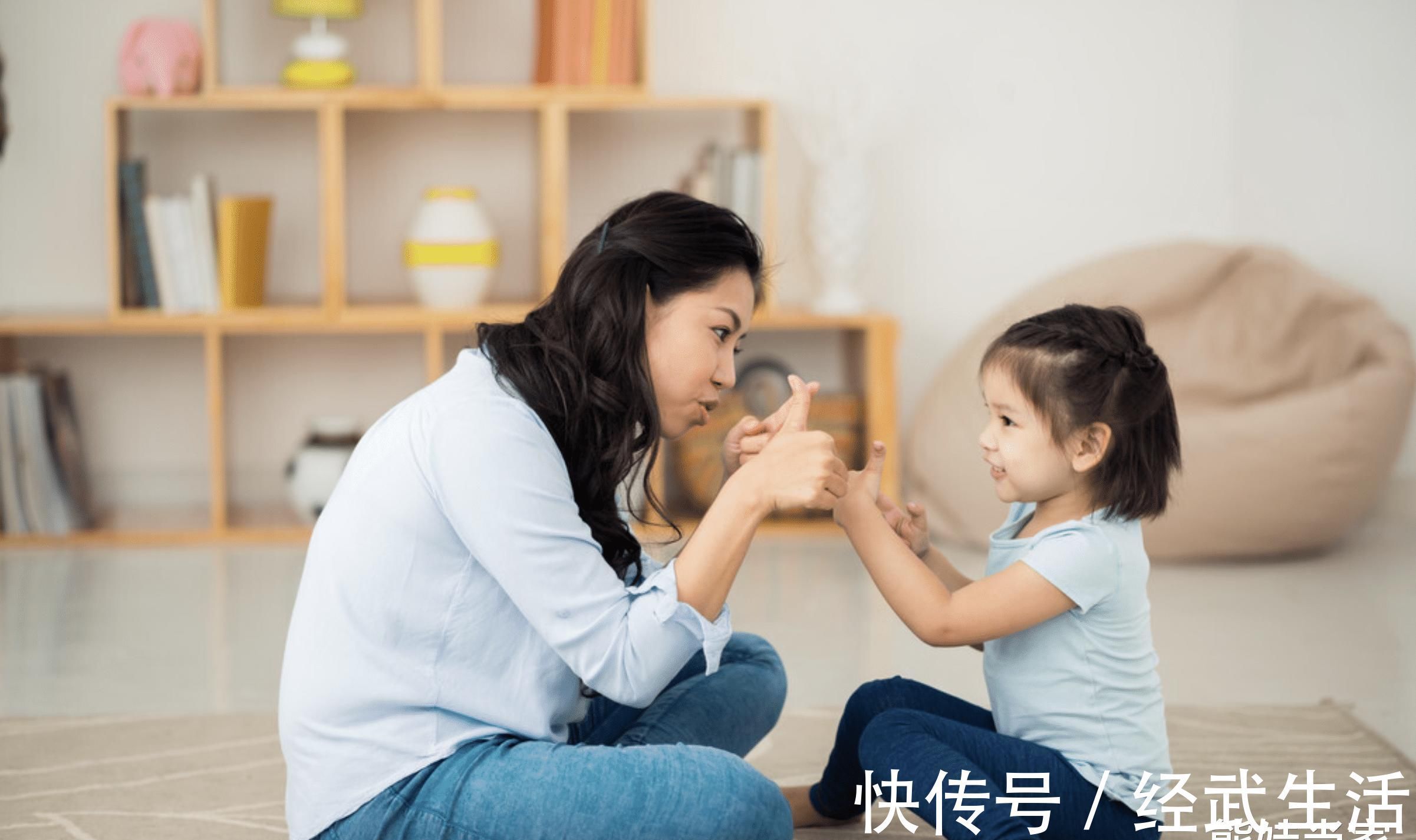 孩子|地铁上,男童躺在地上动弹不得,看到孩子的手,乘客马上报警