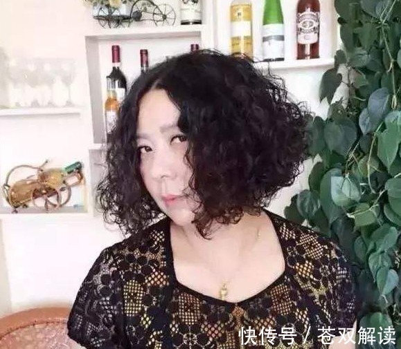 发型 40岁女人要避开四种发型,不仅显老还很土气,中长发比较适合