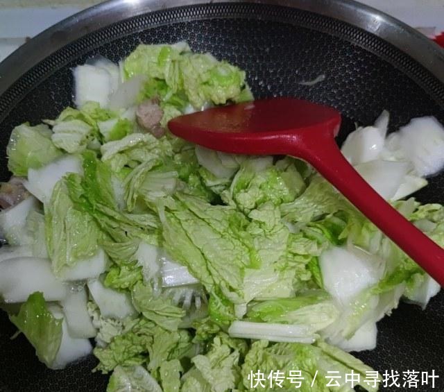 家常|猪肉白菜炖粉条,冬季家常炖菜,全家都爱吃