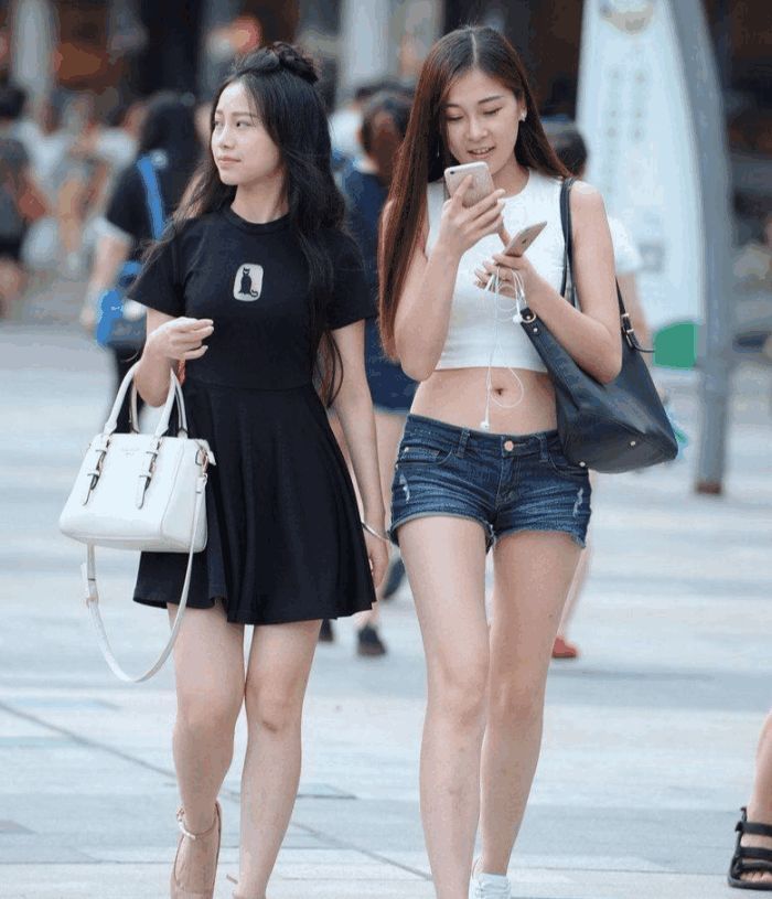 闺蜜|街拍:两个风格不一样的美女闺蜜,身材都不错啊