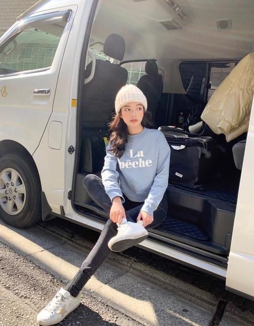 别用裙子配卫衣了！今年流行“卫衣+裤子”，特有范，小个子也爱