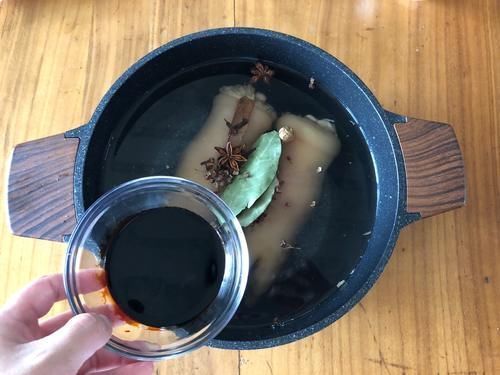 焯水|给猪蹄去腥，有人用姜有人用料酒，告诉你正确方法，做完太香了