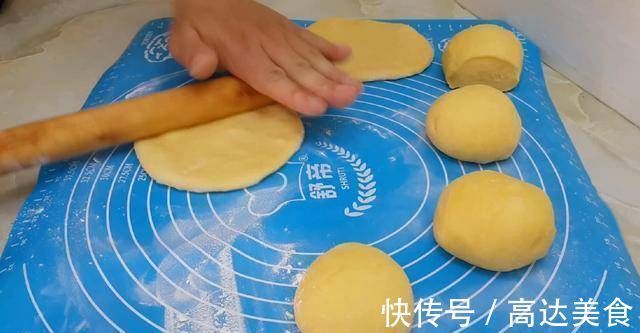 面包很好吃，有4个鸡蛋，又软又甜，不用烤箱你就能成功