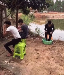 |搞笑GIF： 厉害了我的姐 乘电梯都不忘秀一下美腿