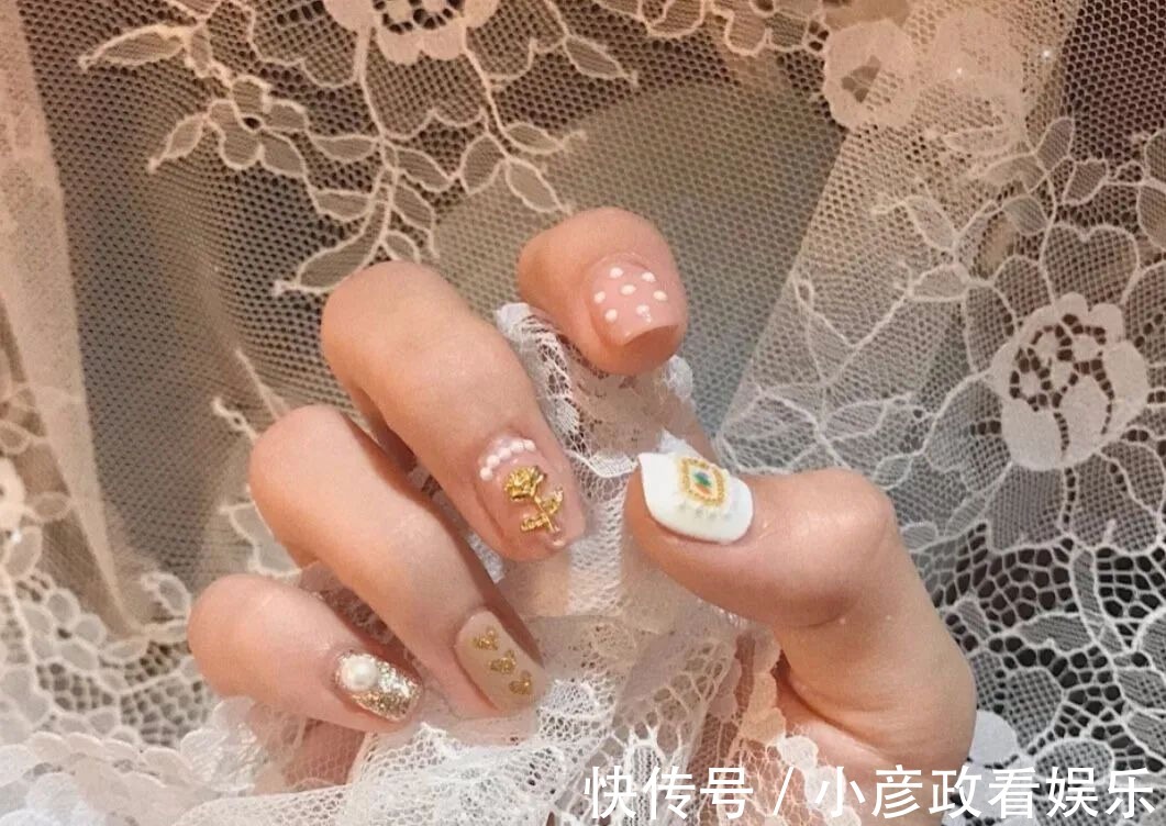 美甲|不会过时的温柔小香风美甲，经典优雅，满满的高级感掩盖不住