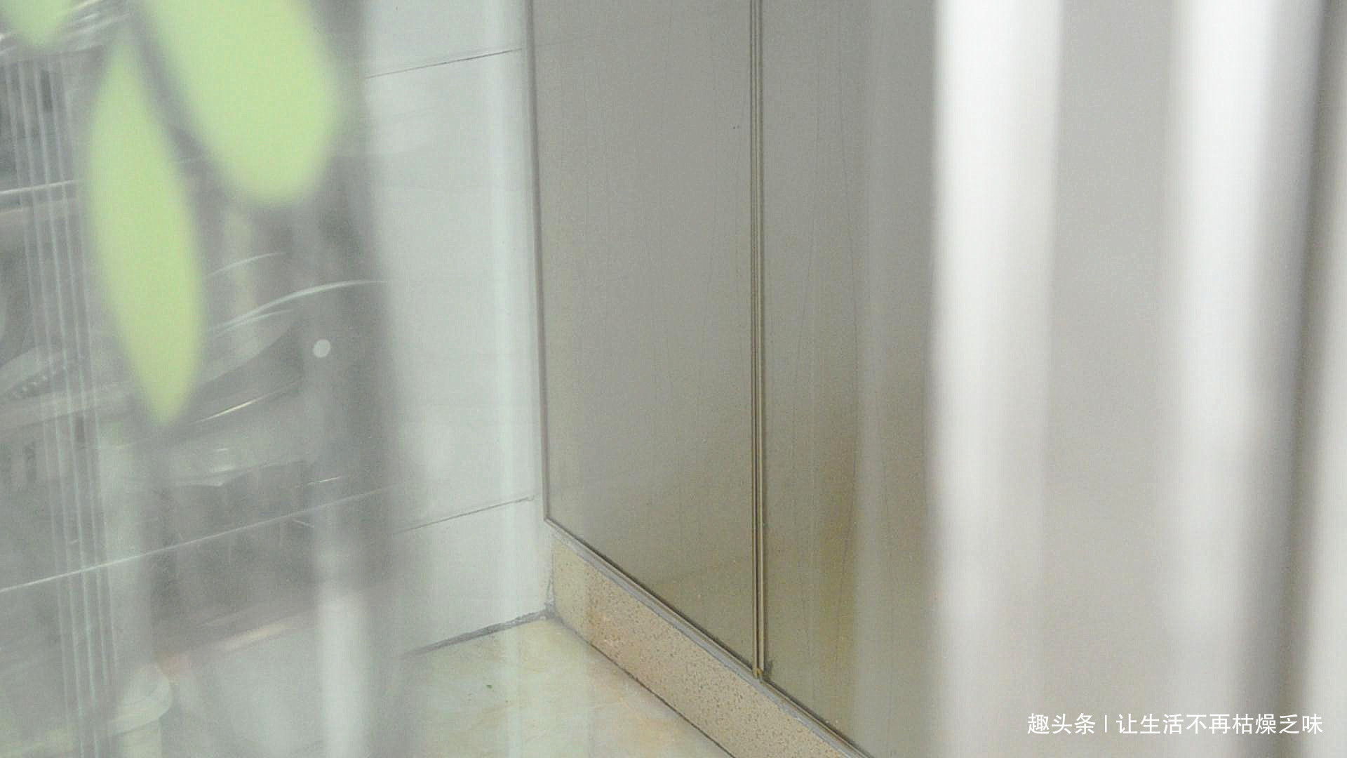 玻璃太脏别用水擦,教你一个诀窍,擦完非常干净,一点灰尘不留