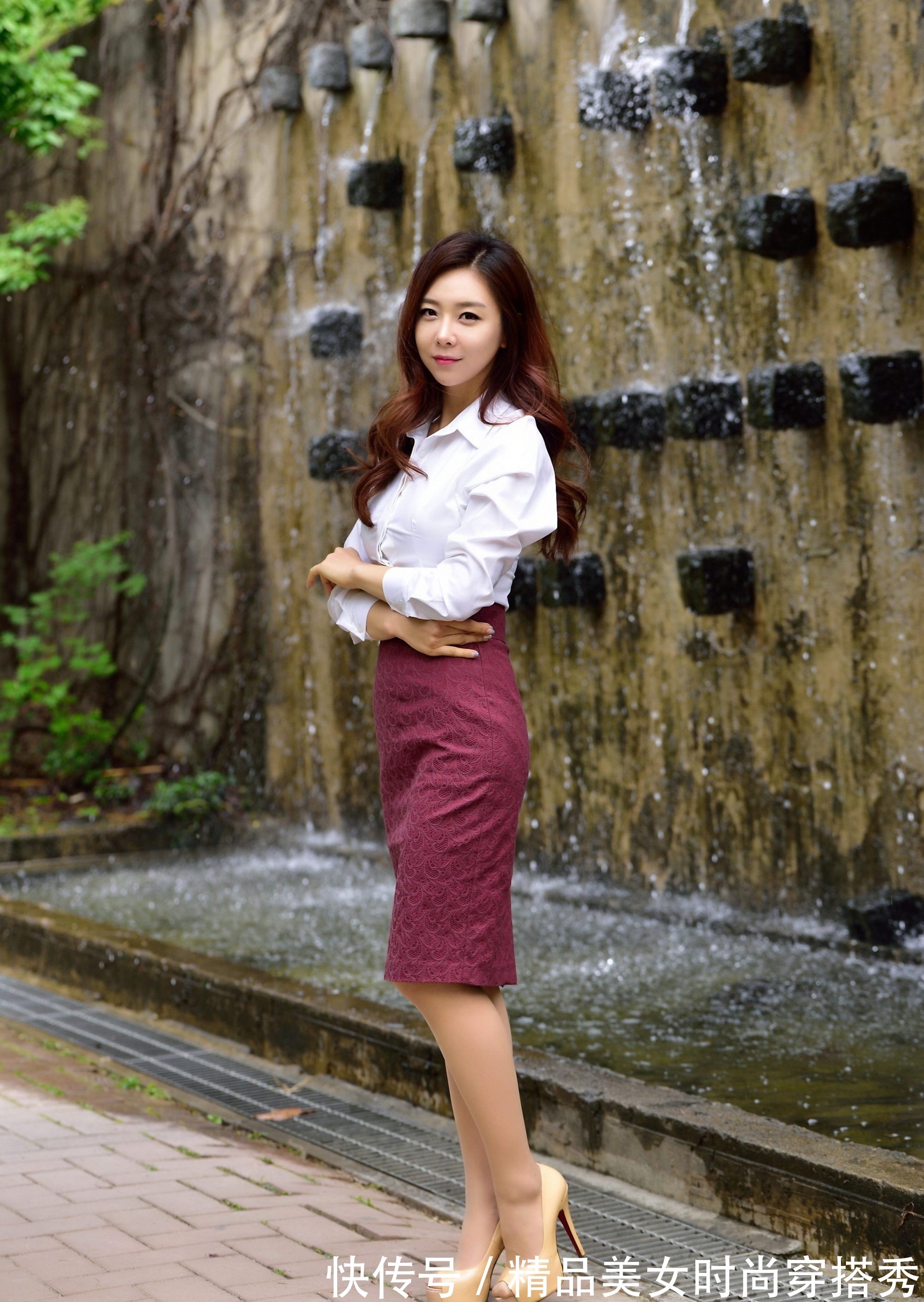百搭 白色衬衫搭配高腰的枣红色半身裙,时尚吸睛,走起路来优雅从容