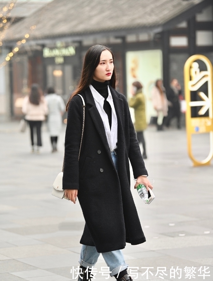 好看|街拍:冬季穿上这几款好看又暖意满满的穿搭,谁还不是个仙女呢!