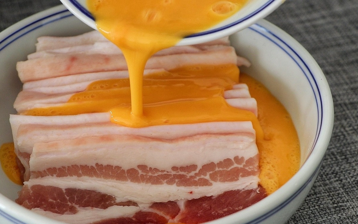 年夜饭，猪肉这样做赛过粉蒸肉！加上两个鸡蛋，小孩抢着吃它