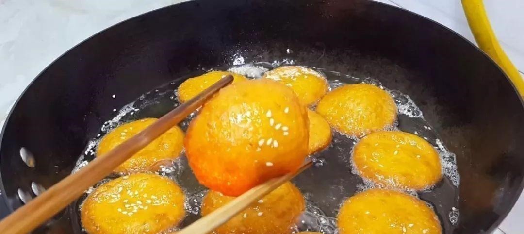 半个南瓜,1个鸡蛋,不用一滴水,比油条做法简单,比蛋糕都好吃