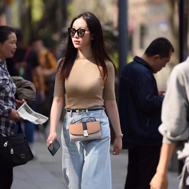 小姐姐|街拍美女休闲装穿搭，活力无限，有一种恋爱的感觉