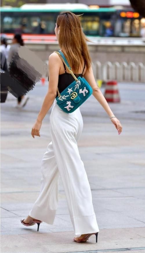 路人街拍，美女穿十分显眼的牛仔外套，潮味十足