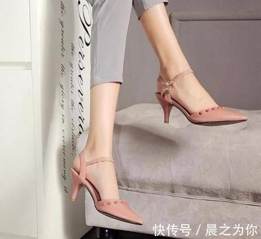一字扣 细跟鞋设计的很有质感,能够让女人的步伐优雅起来!