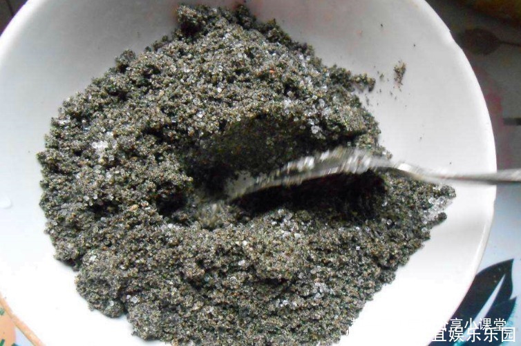 大年初一吃汤圆,皮薄馅大吃着还流沙,咬一口很满足,比饺子还香