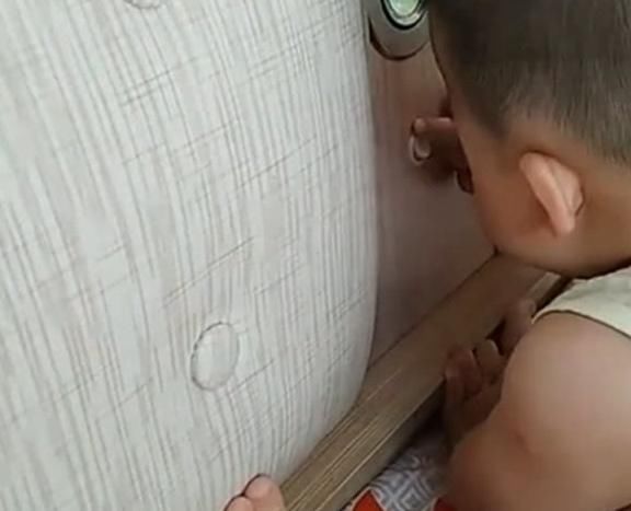 可爱|宝宝好奇心十足,一个开关也能研究一天,接下来的一幕太可爱了
