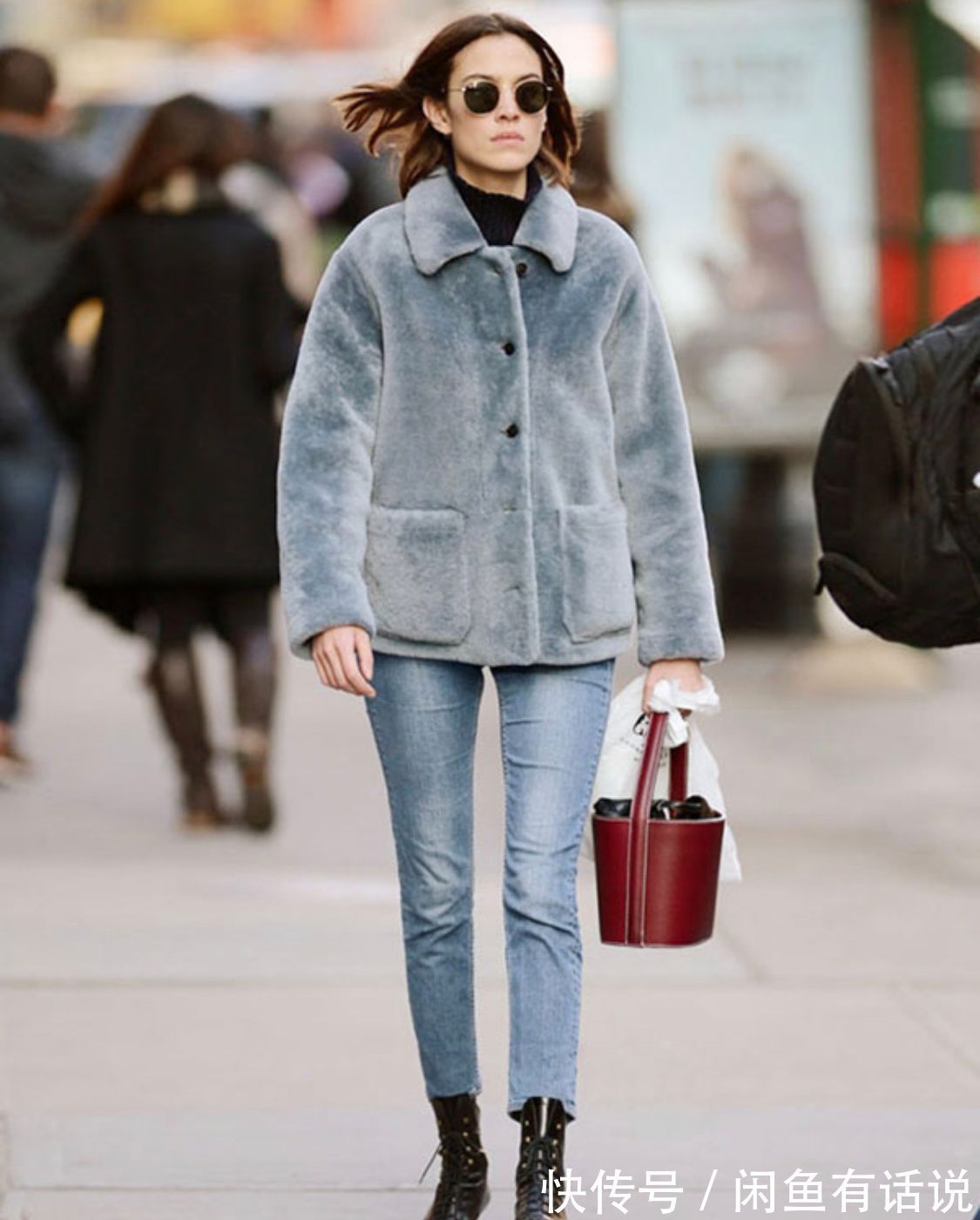 面料 今年的大衣流行带“毛毛”,穿着保暖又显贵,女人上了年纪也能穿