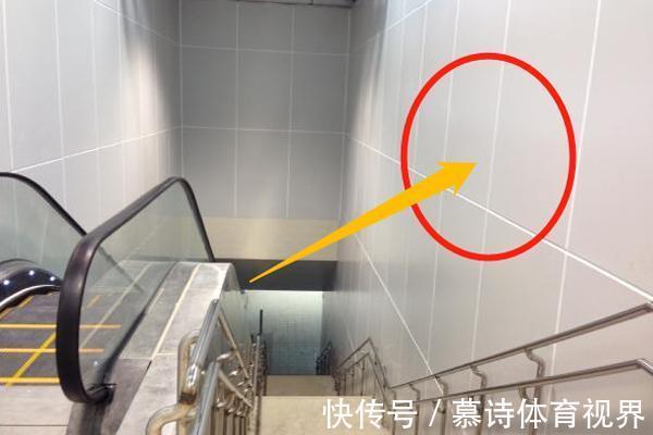 瓷砖|厨房墙面贴瓷砖早被淘汰了!现在都流行这种新型材料,高级又耐脏