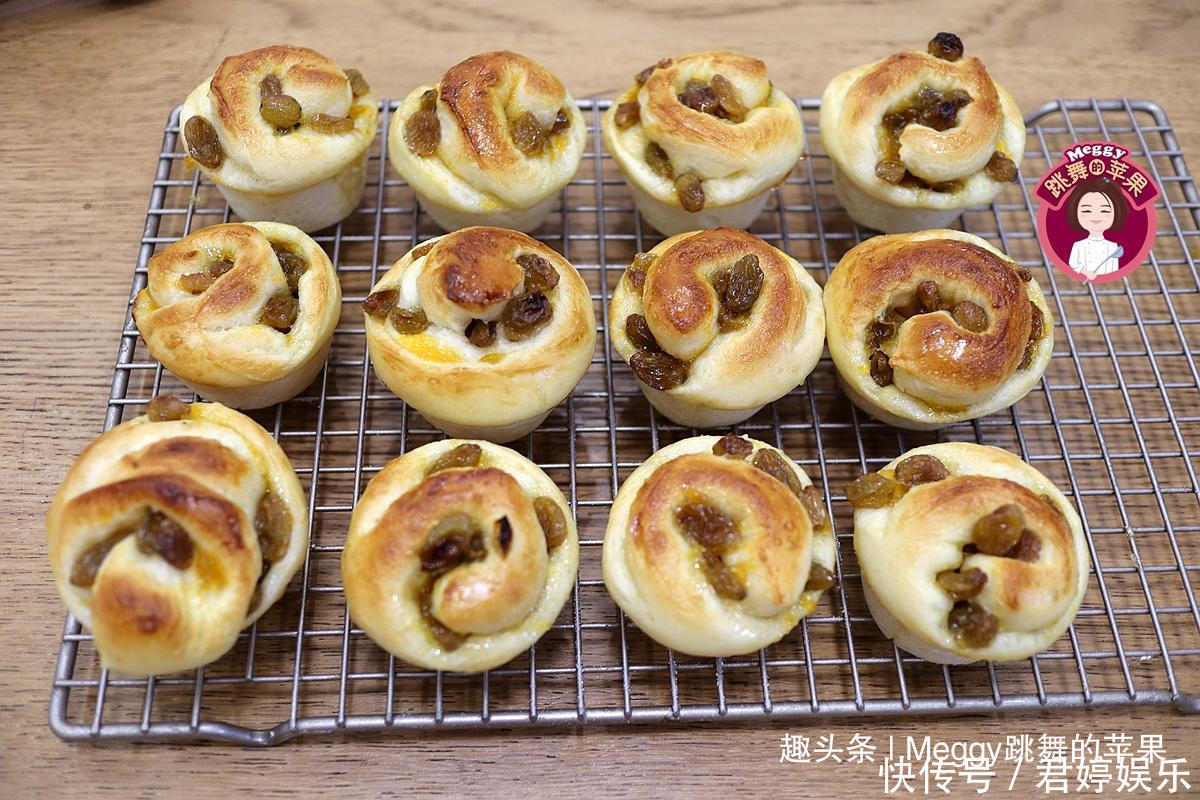 柔软香甜的小面包,加1把果干,儿子特爱吃,外面根本买不到