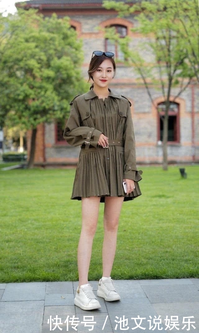 靓女穿墨绿色连衣裙清新靓丽，简直不要太迷人