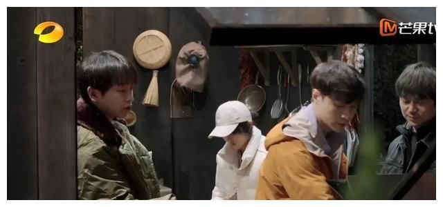 张艺兴是来抢黄磊饭碗的？做饭专业，和节目组斗智斗勇稳占上风