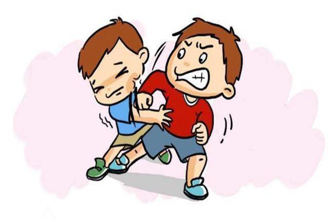 孩子|孩子被打时，愚蠢的家长教孩子还击回去，聪明家长这样做值得借鉴
