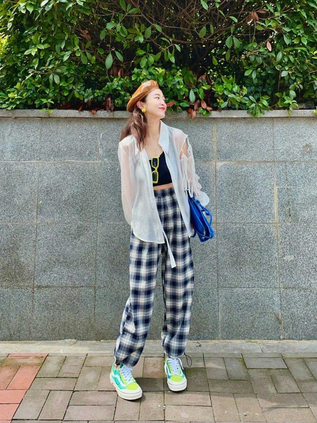 气质|穿衬衫的季节,怎么穿才能更干练又洋气?搭配格子长裤特别显气质