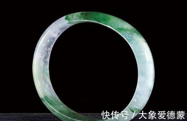 戒指 面对不同的翡翠首饰,我们该如何进行挑选呢